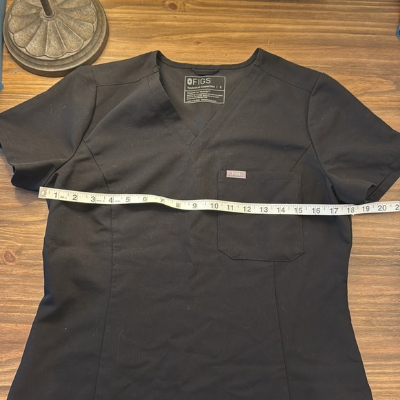 FIGS scrubs ￼ - Picture 7 of 9